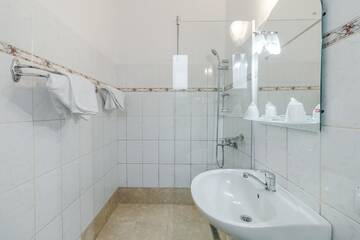 Фото номера Двухместный номер с 1 кроватью или 2 отдельными кроватями Отель Hotel Belvedere г. Пьятра-Нямц 12