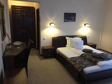 Фото номера Люкс с 1 спальней и балконом Отель Hotel Oscar г. Пьятра-Нямц 10