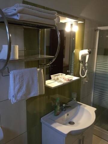 Фото номера Двухместный номер с 1 кроватью и балконом Отель Hotel Oscar г. Пьятра-Нямц 8