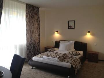 Фото номера Двухместный номер с 1 кроватью и балконом Отель Hotel Oscar г. Пьятра-Нямц 12