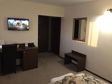 Фото номера Стандартный двухместный номер с 1 кроватью Отель Hotel Oscar г. Пьятра-Нямц 2