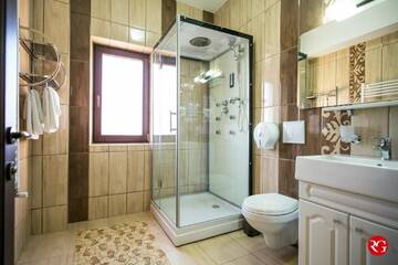 Фото номера Номер с кроватью размера «king-size» и балконом Гостевой дом Pensiunea Royal Spa г. Пьятра-Нямц 5