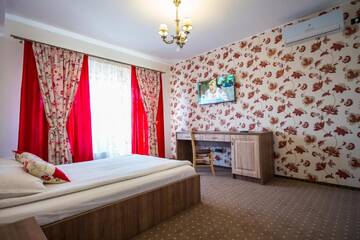 Фото номера Номер с кроватью размера «king-size» и балконом Гостевой дом Pensiunea Royal Spa г. Пьятра-Нямц 10