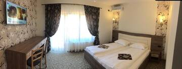 Фото номера Номер с кроватью размера «king-size» и балконом Гостевой дом Pensiunea Royal Spa г. Пьятра-Нямц 12