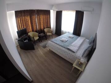 Фото номера Улучшенный номер с кроватью размера «king-size» Проживание в семье Cochet Accommodation г. Пьятра-Нямц 4