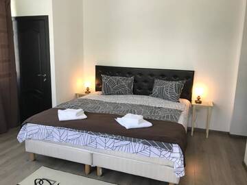 Фото номера Номер с кроватью размера «king-size» и балконом Проживание в семье Cochet Accommodation г. Пьятра-Нямц 5