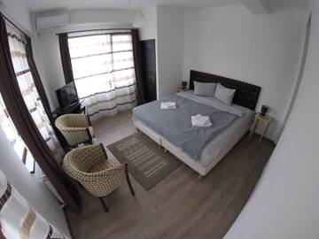 Фото номера Номер с кроватью размера «king-size» и балконом Проживание в семье Cochet Accommodation г. Пьятра-Нямц 4
