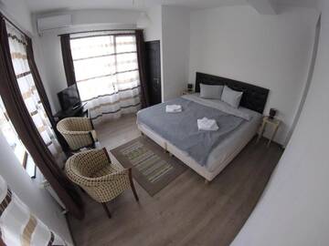 Фото номера Номер с кроватью размера «king-size» и балконом Проживание в семье Cochet Accommodation г. Пьятра-Нямц 6