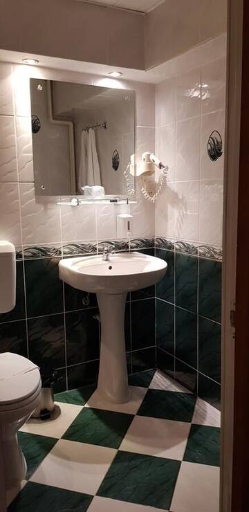 Фото номера Стандартный одноместный номер с видом на горы Отель GRAND HOTEL CEAHLAU г. Пьятра-Нямц 3