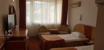 Фото номера Двухместный номер с 2 отдельными кроватями и балконом Отель GRAND HOTEL CEAHLAU г. Пьятра-Нямц 2