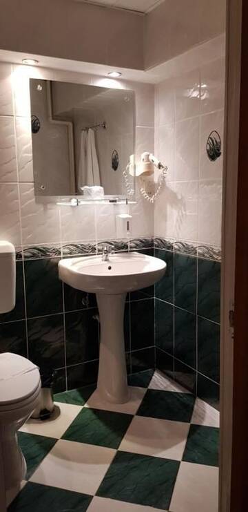 Фото номера Стандартный одноместный номер с видом на горы Отель GRAND HOTEL CEAHLAU г. Пьятра-Нямц 8