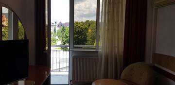 Фото номера Стандартный одноместный номер с видом на горы Отель GRAND HOTEL CEAHLAU г. Пьятра-Нямц 9