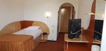 Фото номера Стандартный одноместный номер с видом на горы Отель GRAND HOTEL CEAHLAU г. Пьятра-Нямц 7